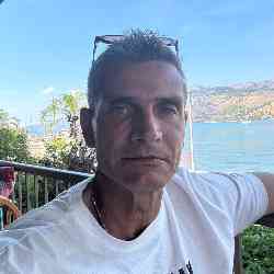 Single Greek man in Κορυδαλλός, Ελλάδα, Greece