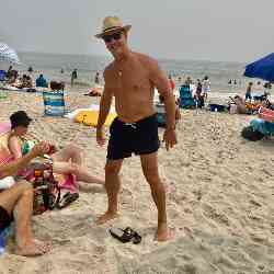 Single Greek man in Astoria, New York, United States