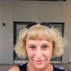 Single Greek woman in Pireas, Greece