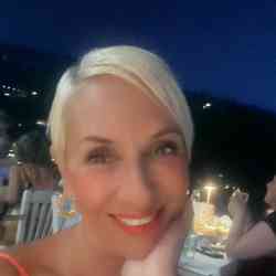 Single Greek woman in New York, New York, United States