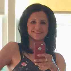 Single Arab woman in Chicago, Illinois, United States