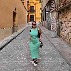 Single Arab woman in London, England, United Kingdom