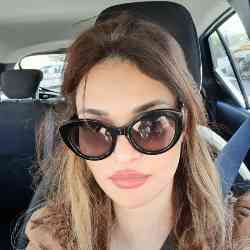 Single Arab woman in Abu Dhabi, United Arab Emirates, United Arab Emirates