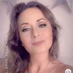 Single Arab woman in Miami, Florida, United States