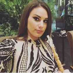 Single Arab woman in Miami, Florida, United States