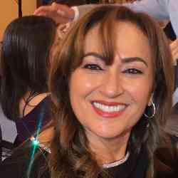 Single Arab woman in Los Angeles, California, United States