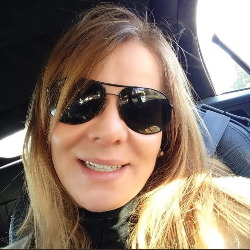 Single Arab woman in Los Angeles, California, United States