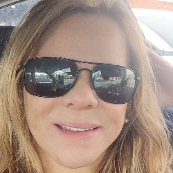 Single Arab woman in Los Angeles, California, United States