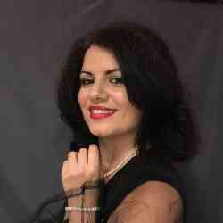 Single Arab woman in Los Angeles, California, United States