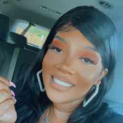 Single Arab woman in Miami, Florida, United States