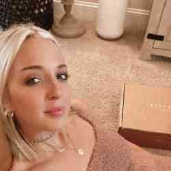 Single Arab woman in Miami, Florida, United States