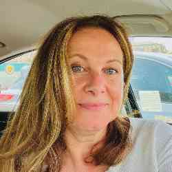 Single Arab woman in Los Angeles, California, United States