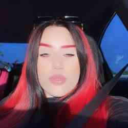Single Arab woman in Miami, Florida, United States