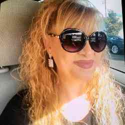 Single Arab woman in Los Angeles, California, United States