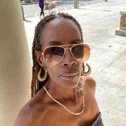 Single Arab woman in New York, New York, United States