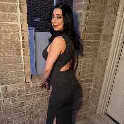 Single Arab woman in Chicago, Illinois, United States