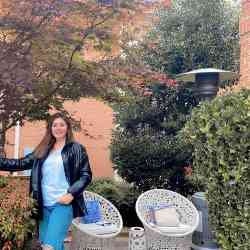 Single Arab woman in Chicago, Illinois, United States