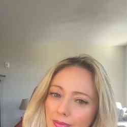Single Arab woman in Tampa, Florida, United States