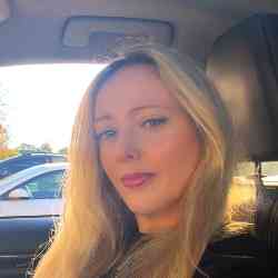 Single Arab woman in Tampa, Florida, United States