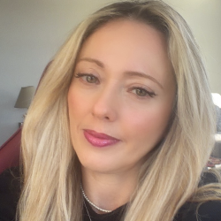 Single Arab woman in Tampa, Florida, United States