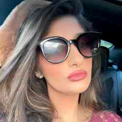 Single Arab woman in New York, New York, United States