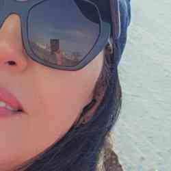 Single Arab woman in New York, NY, United States