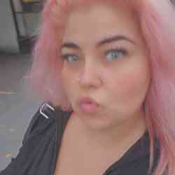 Single Arab woman in Vancouver, BC, Canada