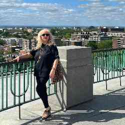 Single Arab woman in Montreal, QC, Canada