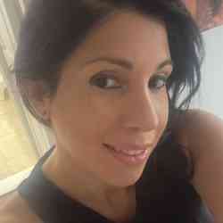 Single Arab woman in New York, NY, United States