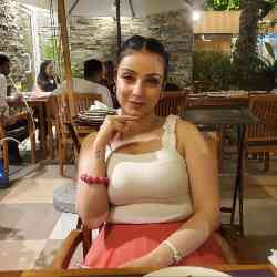 Single Arab woman in Dubai, United Arab Emirates, United Arab Emirates