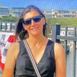 Single Arab woman in Orange, CA, United States