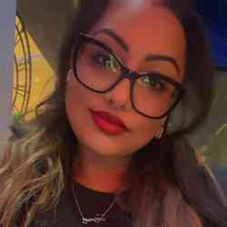 Single Arab woman in London, UK, United Kingdom