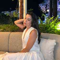 Single Arab woman in Paris, France, France