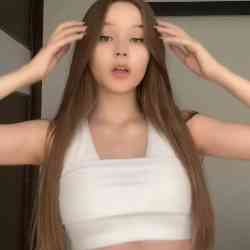 Single Arab woman in Paris, Франция, France