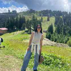 Single Arab woman in London, UK, United Kingdom