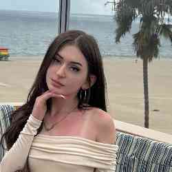 Single Arab woman in La Crosse, WI, United States