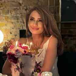 Single Arab woman in London, UK, United Kingdom