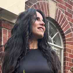 Single Arab woman in Houston, Texas, United States