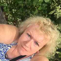 Single Arab woman in London, UK, United Kingdom