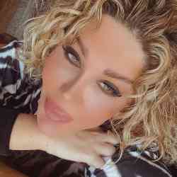 Single Arab woman in London, UK, United Kingdom