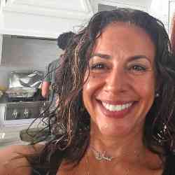 Single Arab woman in New York, NY, United States