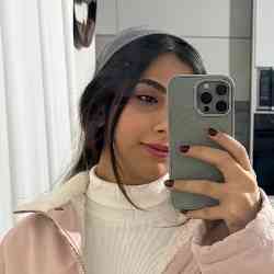 Single Arab woman in İstanbulboğazı, Perşembe, Turkey