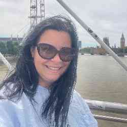 Single Arab woman in London, UK, United Kingdom