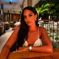 Single Arab woman in New York, État de New York, United States