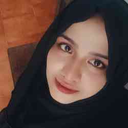 Single Arab woman in Kerala Estate, Kerala, India