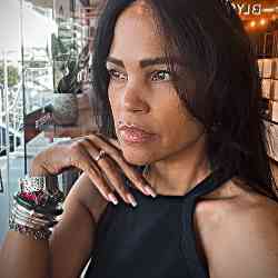 Single Arab woman in New York, NY, United States