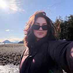 Single Arab woman in Montreal, QC, Canada