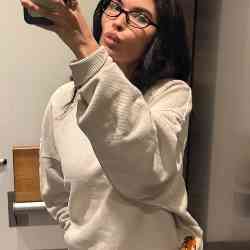 Single Arab woman in North Chicago, Illinois, United States