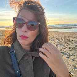 Single Arab woman in Paris, France, France