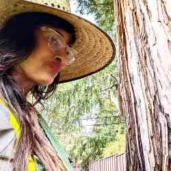 Single Arab woman in Redwood Grove, Santa Cruz, United States
